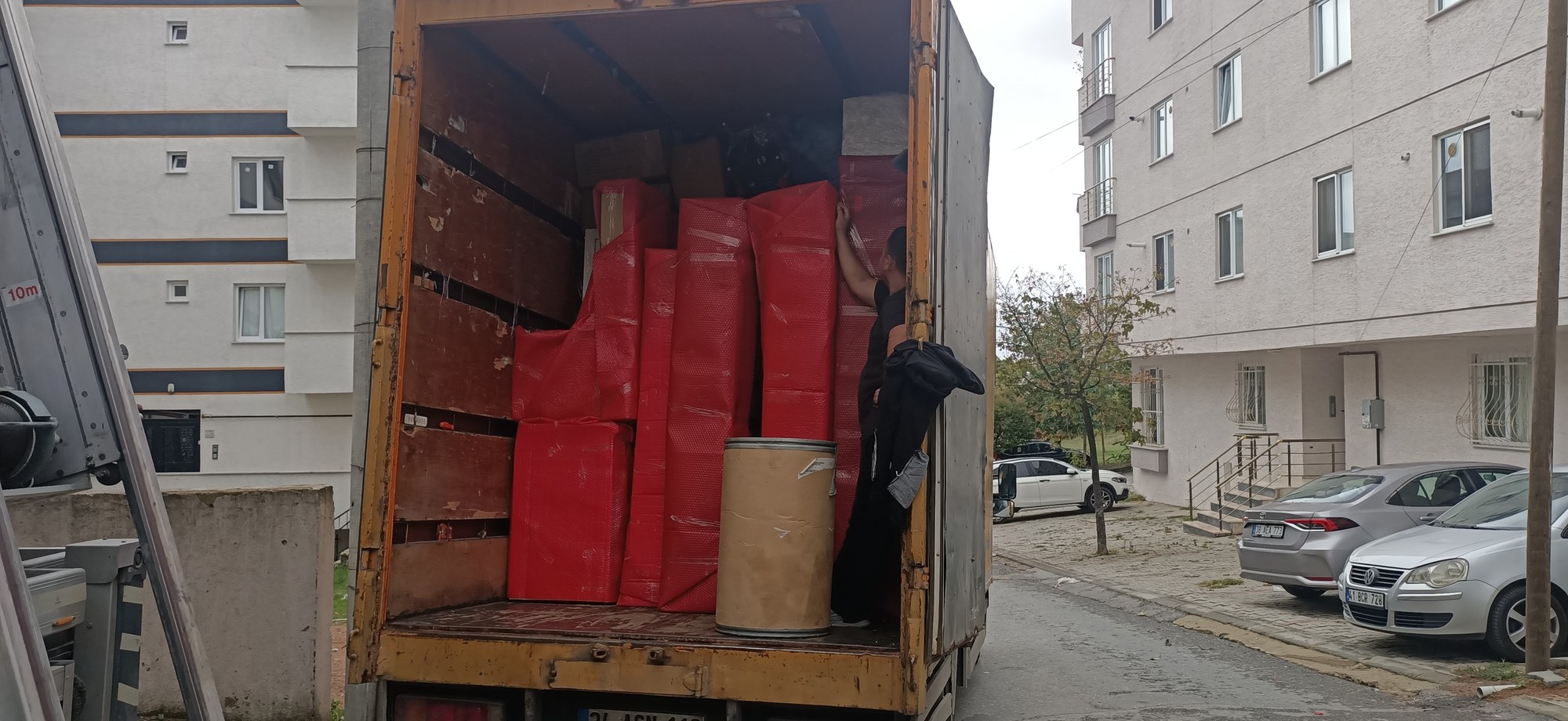 Paketlenmiş eşyaların araca yüklenmesi